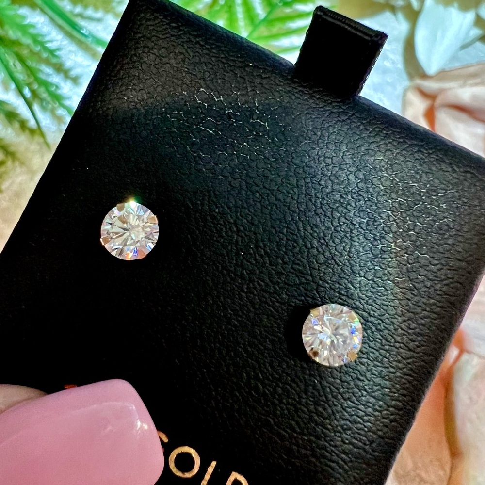 New! Solid 10K Gold Diamond Stud Earrings. Perfect Everyday Earrings 10K Gold